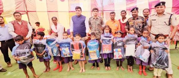 स्कूली बच्चों को पाठ्य साम्रगी वितरित