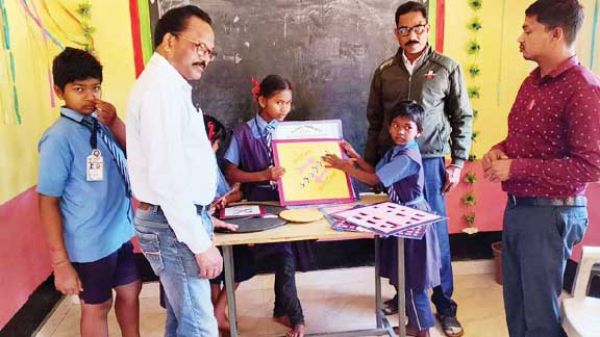 बच्चों के हाजिर जवाबी से अफसर गदगद