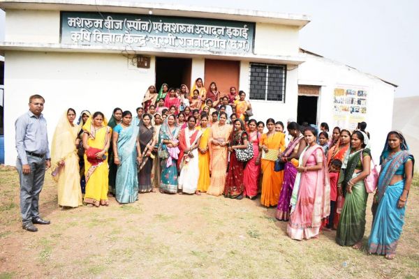 कृषि सखियों का कृषि विज्ञान केन्द्र प्रक्षेत्र का भ्रमण
