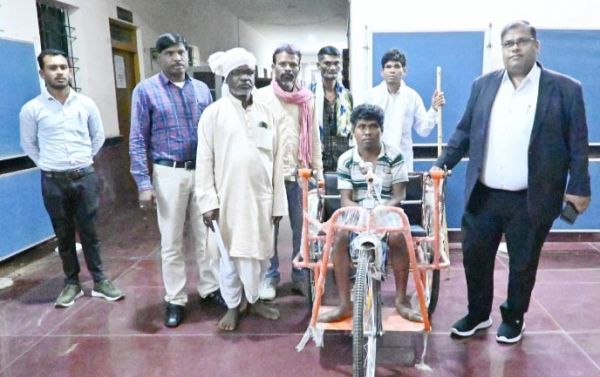 कलीराम को ट्राईसाइकिल