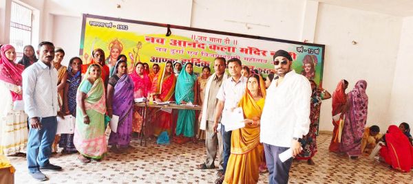 महतारी वंदन योजना का फार्म भरवाने पार्षद कर रहे मदद