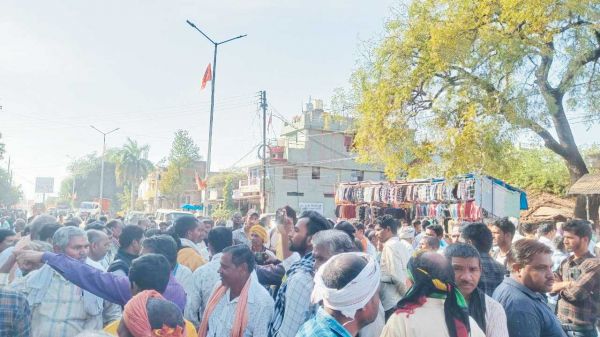  धान बेचने के बाद बैंक से पैसे नहीं मिल रहे, किसानों का चक्काजाम