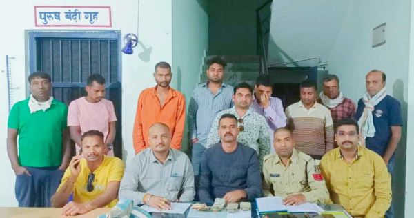 9 जुआरी पकड़ाए