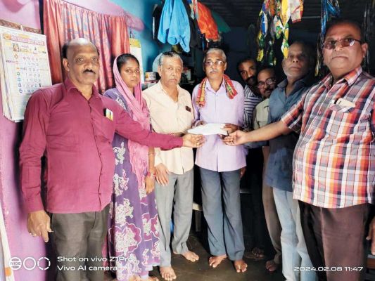 चलने में असमर्थ व्यक्ति की मॉर्निंग युवा एनर्जी ग्रुप ने की मदद