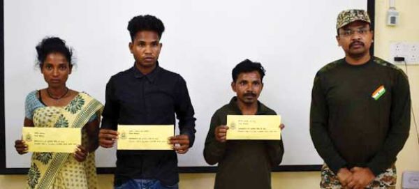 5 लाख के ईनामी सहित 3 नक्सली ने किया समर्पण