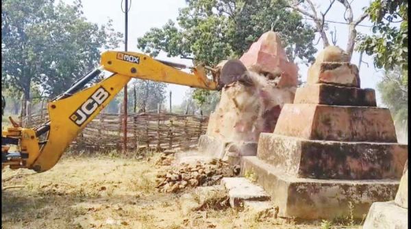 जवानों ने 3 नक्सल स्मारक को जेसीबी से किया ध्वस्त