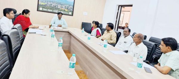 कलेक्टर ने ली राजनीतिक दलों की बैठक