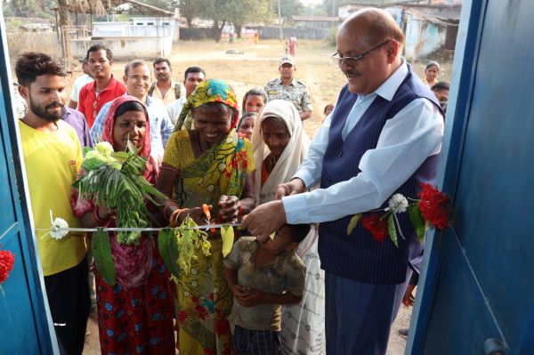 कलेक्टर ने बुजुर्ग महिला से कराया प्राथमिक शाला का उद्घाटन