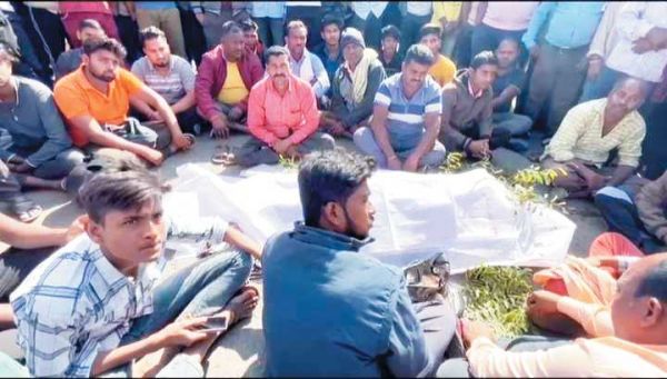 ट्रक की ठोकर, बाइक सवार की मौत, चक्काजाम