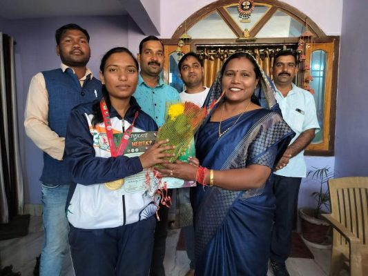 इंटरनेशनल कराटे में प्रतापपुर की वर्षा को गोल्ड, विधायक ने दी बधाई
