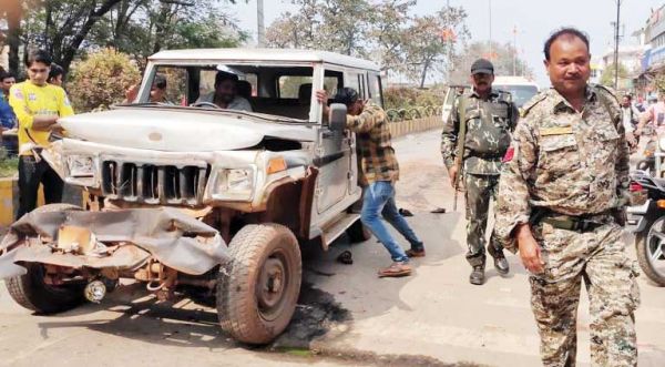 बोलरो ने ट्रक को मारी टक्कर, बड़ा हादसा टला