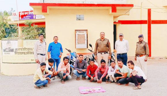 नदी किनारे जुआ खेलते 9 आरोपी गिरफ्तार
