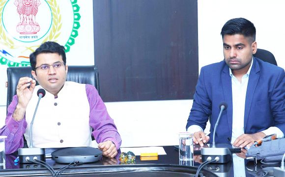 समय पर स्कूल नहीं आने वाले शिक्षकों पर करें सख्त कार्रवाई