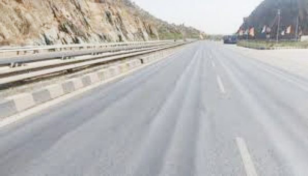 नांदघाट से गिधौरी सडक़ कई जगह उखड़ी, हो रहे हादसे