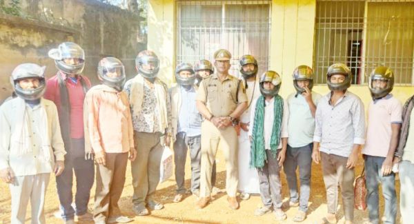दो दिन में 90 ने खरीदा हेलमेट, ली शपथ
