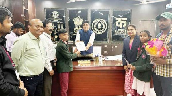 ट्राईबल पोस्टर आर्ट एंड कलरिंग कांटेस्ट में उत्कृष्ट प्रदर्शन,  सम्मानित