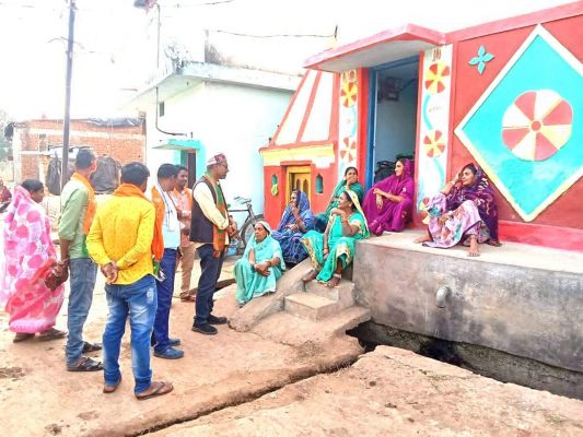 भाजपाई घर-घर जाकर दे रहे केन्द्र सरकार की योजनाओं की जानकारी