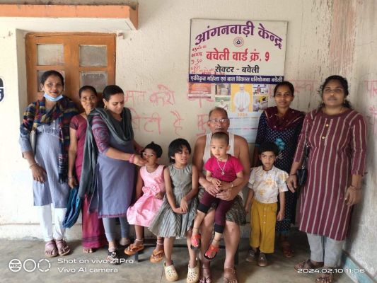 आंगनबाड़ी केन्द्रों में खिलाई कृमि मुक्ति दवा