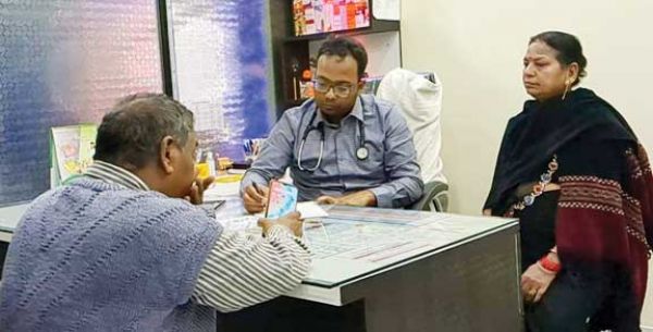 निशुल्क स्वास्थ्य जांच शिविर, सौ से अधिक की जांच, दवाइयां वितरित