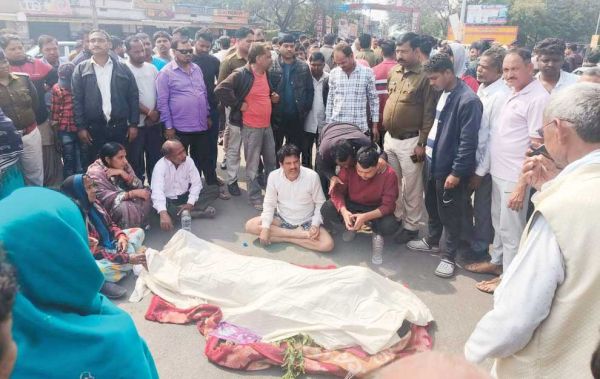 युवक ने बांध में कूदकर की खुदकुशी, सडक़ पर लाश रखकर चक्काजाम