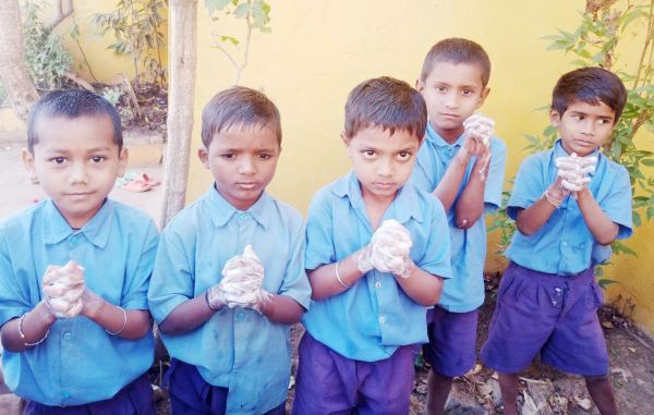 सुंदरकेरा में कृमि नाशक गोली खिलाई गई