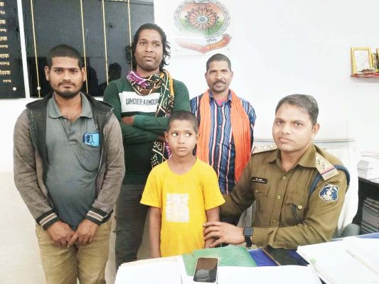 भटककर रायगढ़ पहुंचे बालक को परिजनों को सौंपा