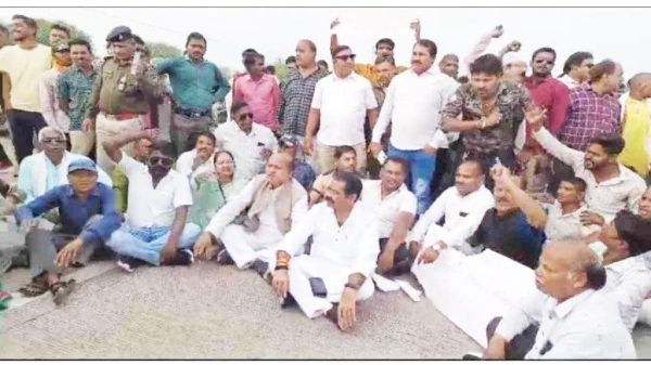 विधायक के काफिले को रोकने पर भडक़े कांग्रेसी