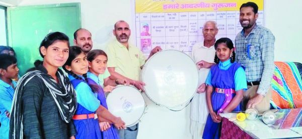 ग्रामीण ने स्कूल को दिया  झूला व बैंड बाजा सेट