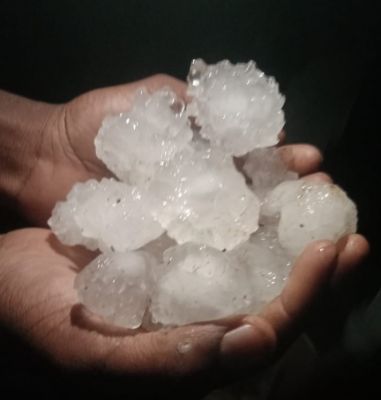 ओला वृष्टि से मकान क्षतिग्रस्त, मुआवजे की मांग 
