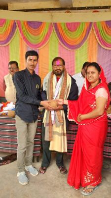 प्रधानपाठक के सेवानिवृत्त होने पर शाला परिवार ने दी विदाई 