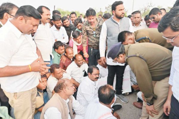 अवैध शराब बिक्री, विधायक सहित कांग्रेसियों का चक्काजाम