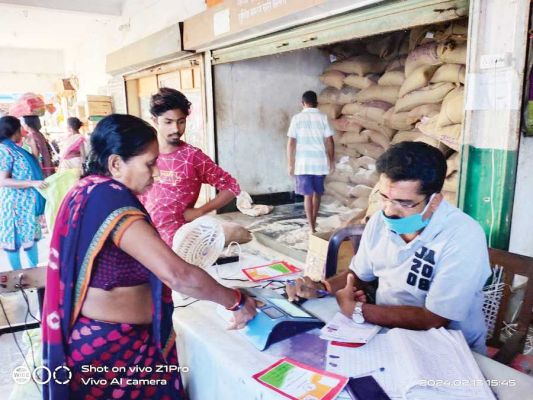 सर्वर डाउन, राशन के लिए घंटों इंतजार