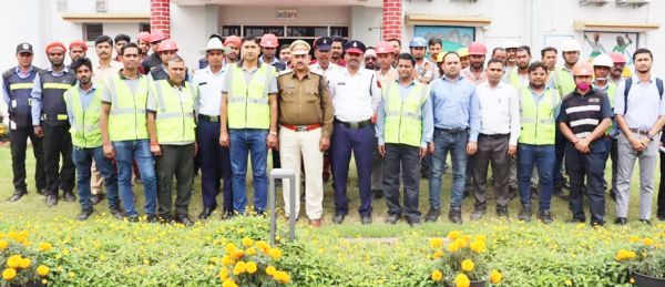 यातायात पुलिस ने किया सडक़ सुरक्षा के प्रति जागरूक