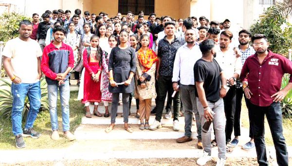 मांगों को लेकर एनएसयूआई ने महाविद्यालय घेरा