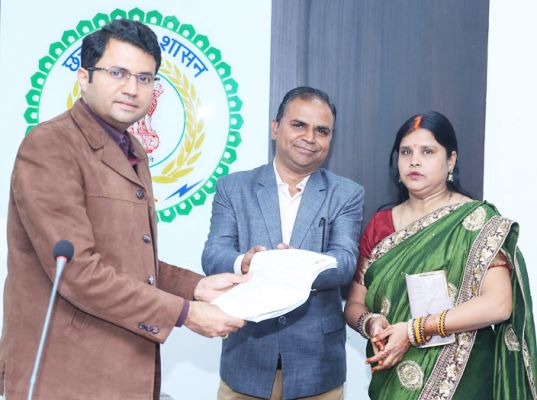 मरणोपरांत देहदान के लिए पत्रकार विनय पांडेय ने सपत्नीक कलेक्टर को सौंपा आवेदन