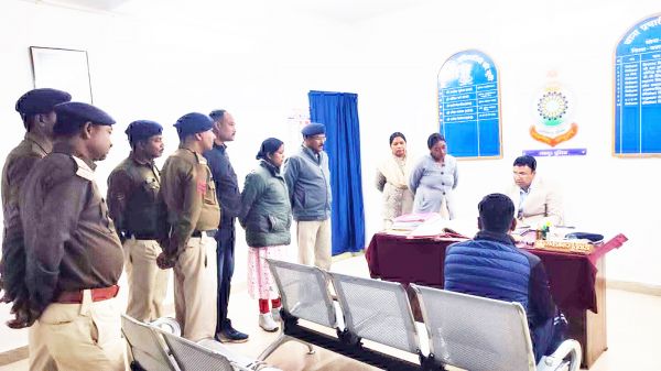 लापरवाही पर फटकार, लंबित प्रकरणों के निराकरण के निर्देश