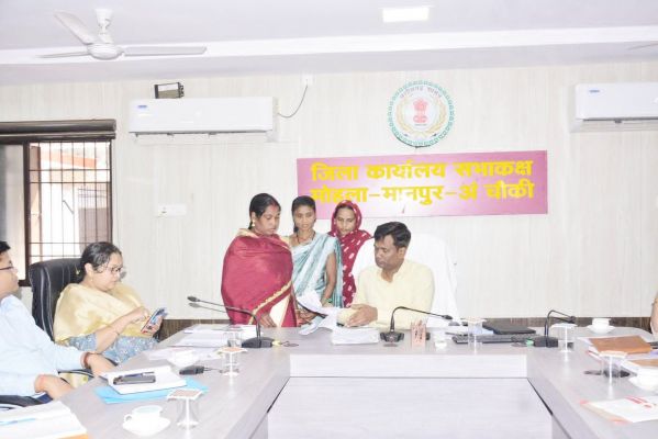 शिक्षक की लापरवाही को लेकर ग्रामीणों ने की शिकायत