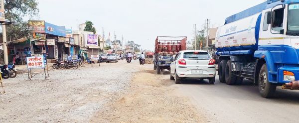 फोरलेन निर्माण कार्य लोगों के लिए बढ़ा रही परेशानियां