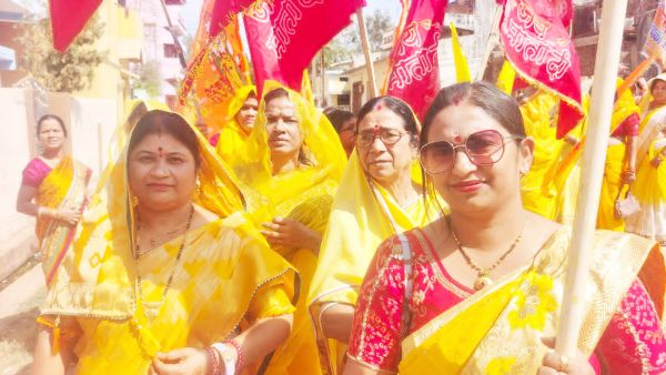 मां परमेश्वरी की पूजा कर निकाली शोभायात्रा 