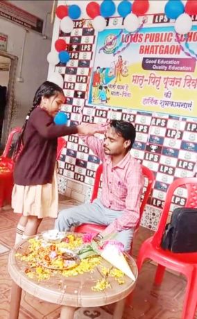 बसंत पंचमी पर बच्चों ने की  मां सरस्वती की चरण वंदना 