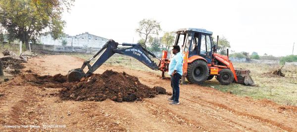 मुरूम डालकर अवैध प्लाटिंग, निगम ने चलाया जेसीबी