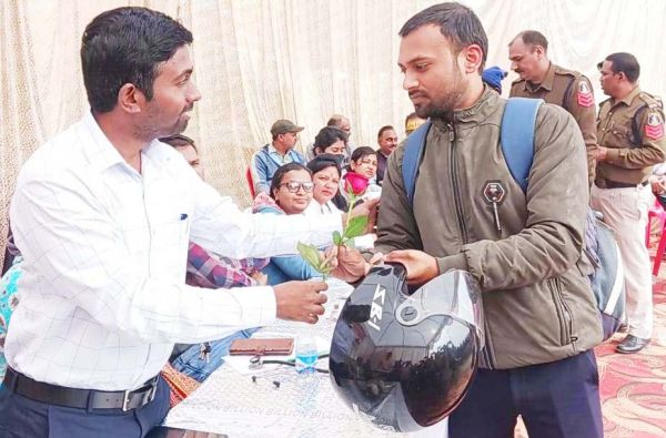 कलेक्टर-एसपी ने हेलमेट पहने चालकों को गुलाब फूल देकर किया सम्मान