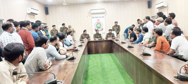 नए एसपी ने दवा विक्रेताओं की ली बैठक 