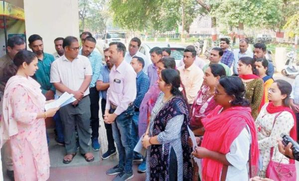 संविदा कर्मचारी संघ ने सीएम के नाम सौंपा ज्ञापन