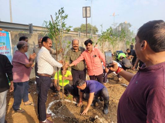 पिकरी मुक्तिधाम को हरा-भरा करने मोक्षधाम वाटिका में रोपे 70 पौधे