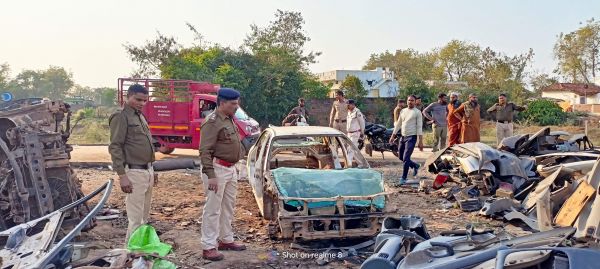 पुलिस ने दी कबाड़ गोदाम में दबिश