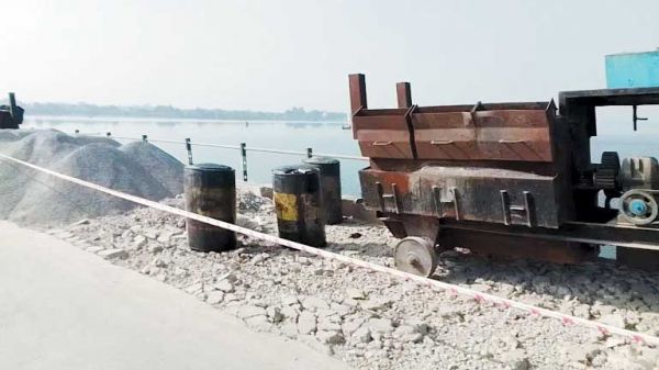 दो जिलों को जोड़ती शबरी सेतु की मरम्मत ठेकेदार को तीन शिफ्ट में काम करने निर्देश