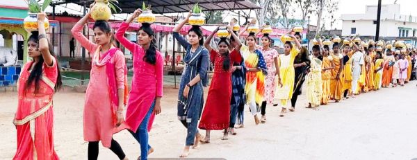 परसदा में कलश यात्रा निकाली