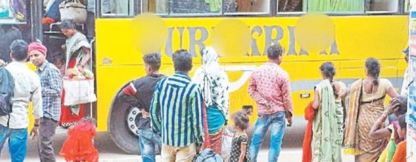 काम की तलाश में हजारों मजदूरों का दूसरे राज्यों की ओर रूख