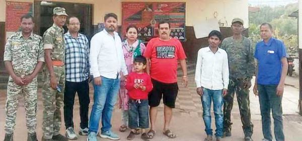 गुम  बालक को परिजनों को सौंपा